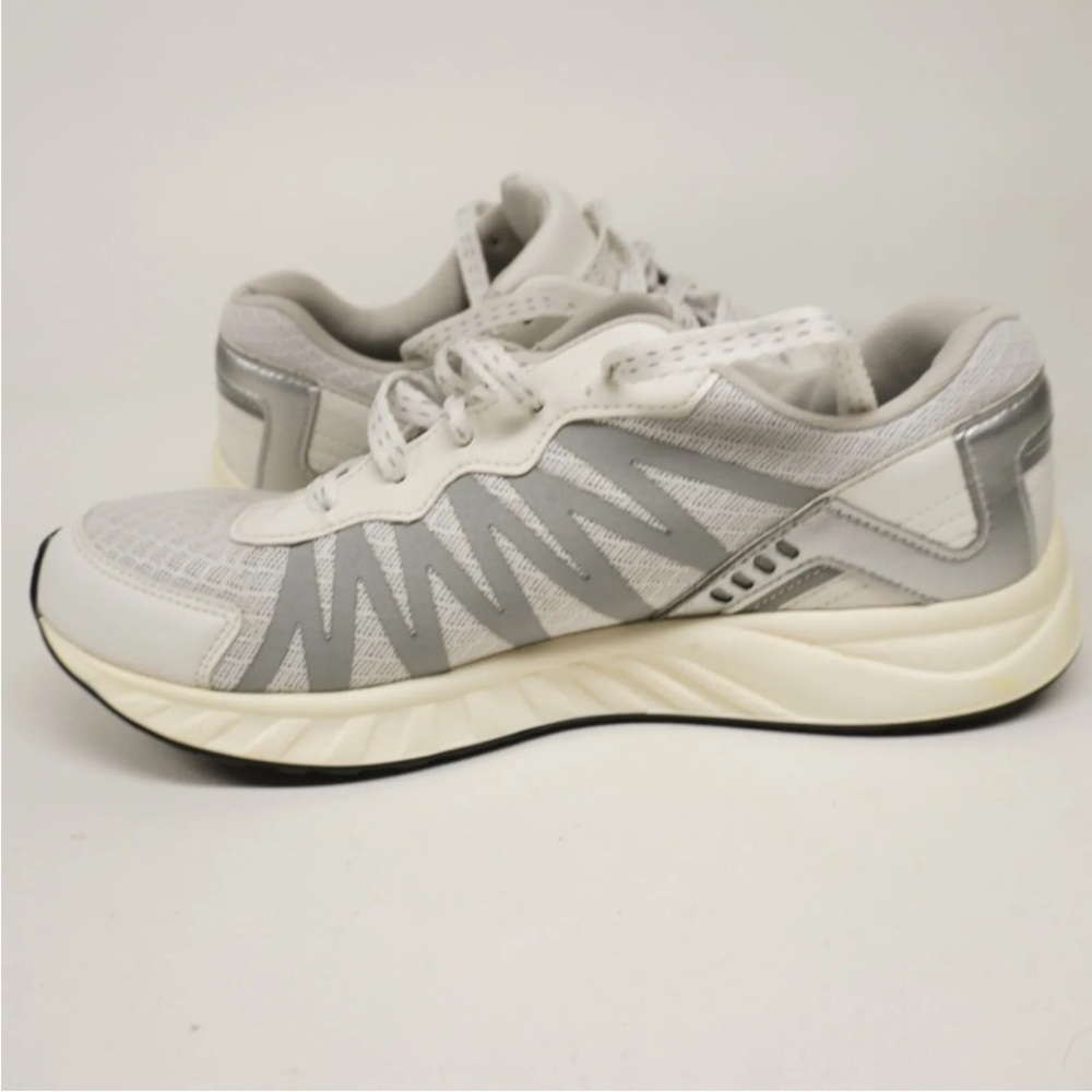 Women’s 9 D M pursuit running shoe white silver gray sneaker excellent condition